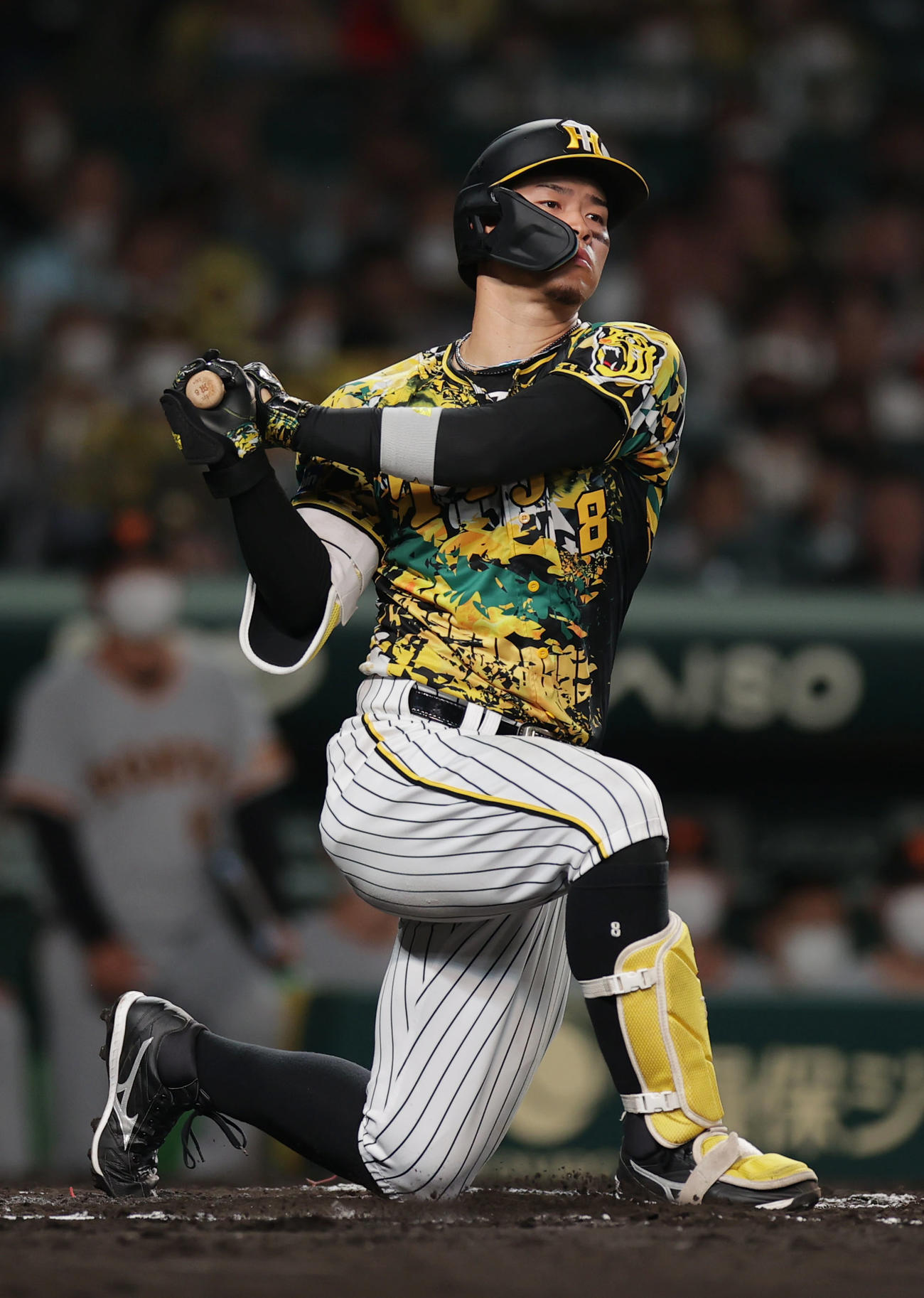 阪神対巨人　6回裏阪神1死、空振り三振に倒れる佐藤輝（撮影・前田充）