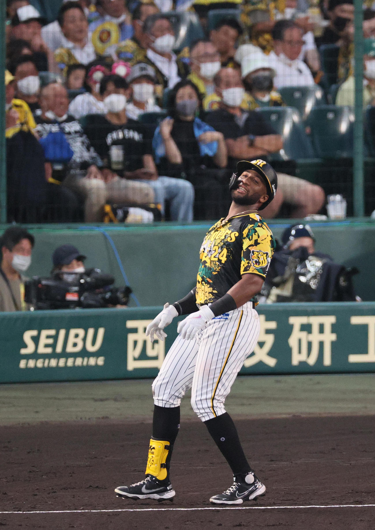 阪神対巨人　4回裏阪神無死一、二塁、ロハスは遊ゴロ併殺に倒れ落胆する（撮影・上山淳一）