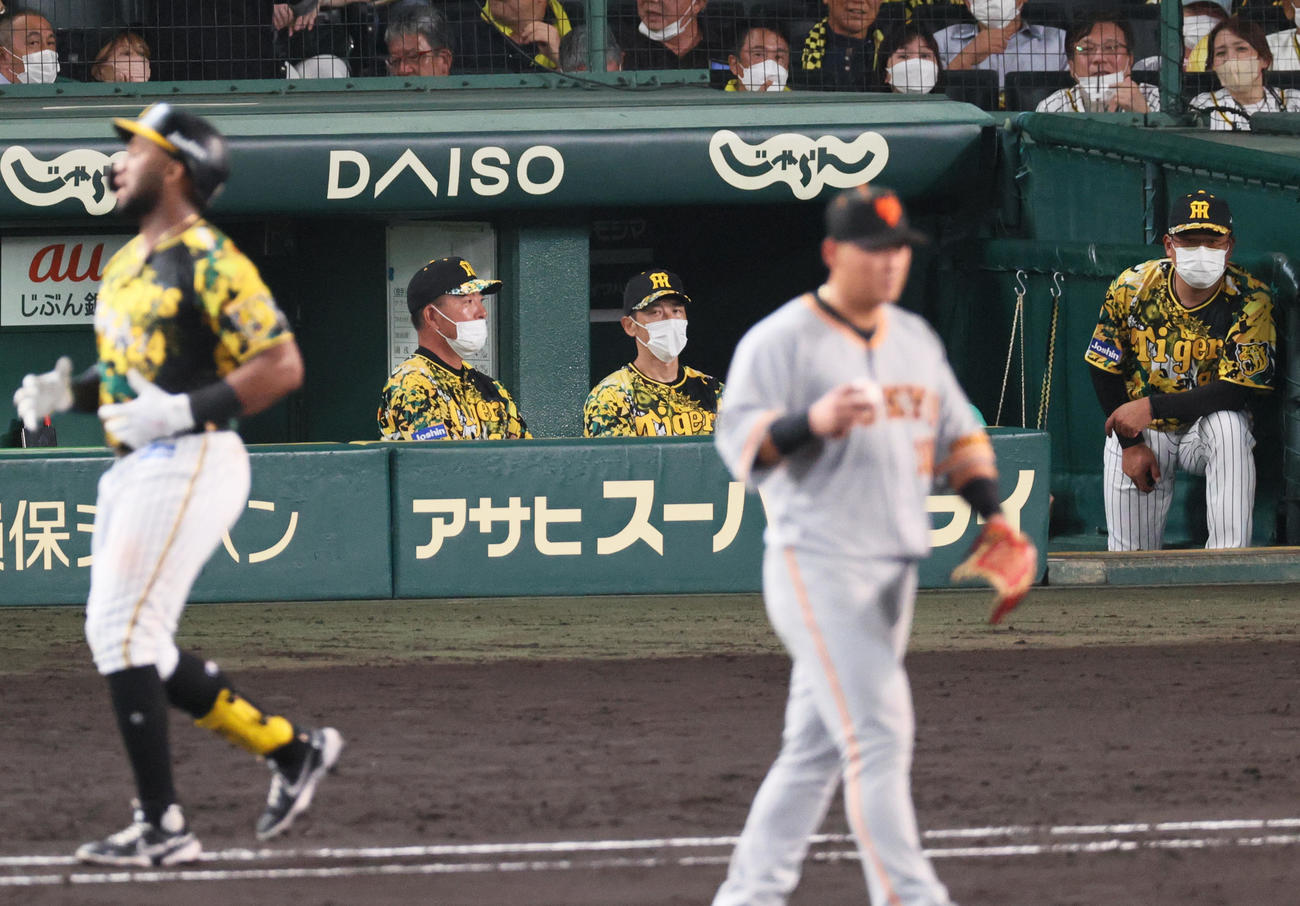 阪神対巨人　9回裏阪神無死一塁、矢野監督は（中央）はロハス・ジュニア（左）が一飛に倒れグラウンドを見つめる（撮影・上山淳一）