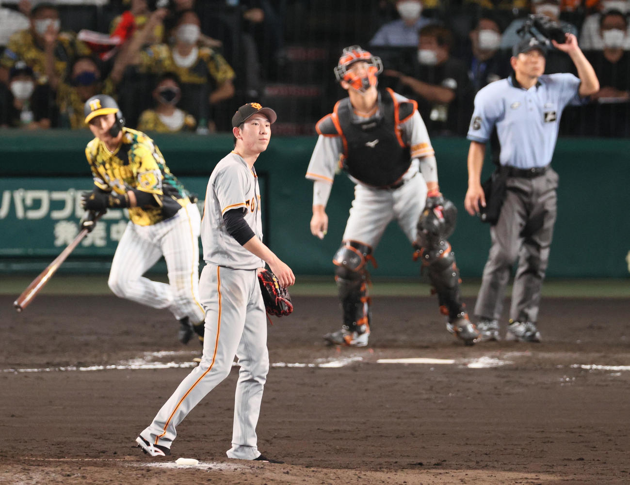 阪神対巨人　8回裏阪神2死一、二塁、戸郷（手前）は大山を中飛に仕留める（撮影・上山淳一）
