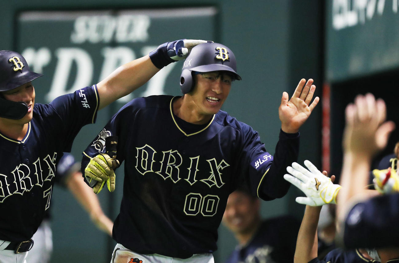ソフトバンク対オリックス　1回表オリックス無死二塁、石岡は宗の適時打で生還し、ナインに迎えられる（撮影・屋方直哉）