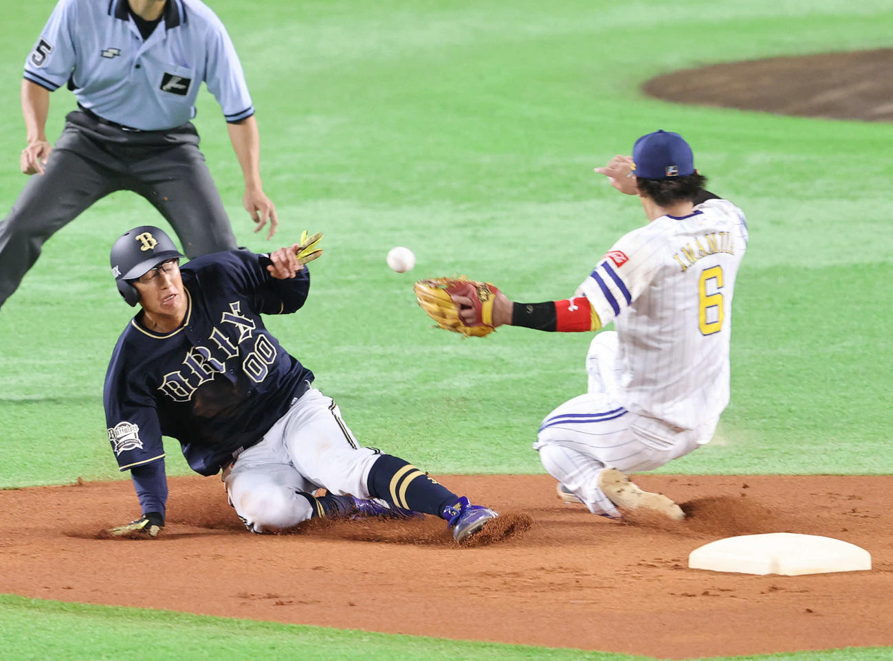 ソフトバンク対オリックス　1回表オリックス無死一塁、石岡（左）は二塁盗塁を決める。遊撃手今宮（撮影・梅根麻紀）