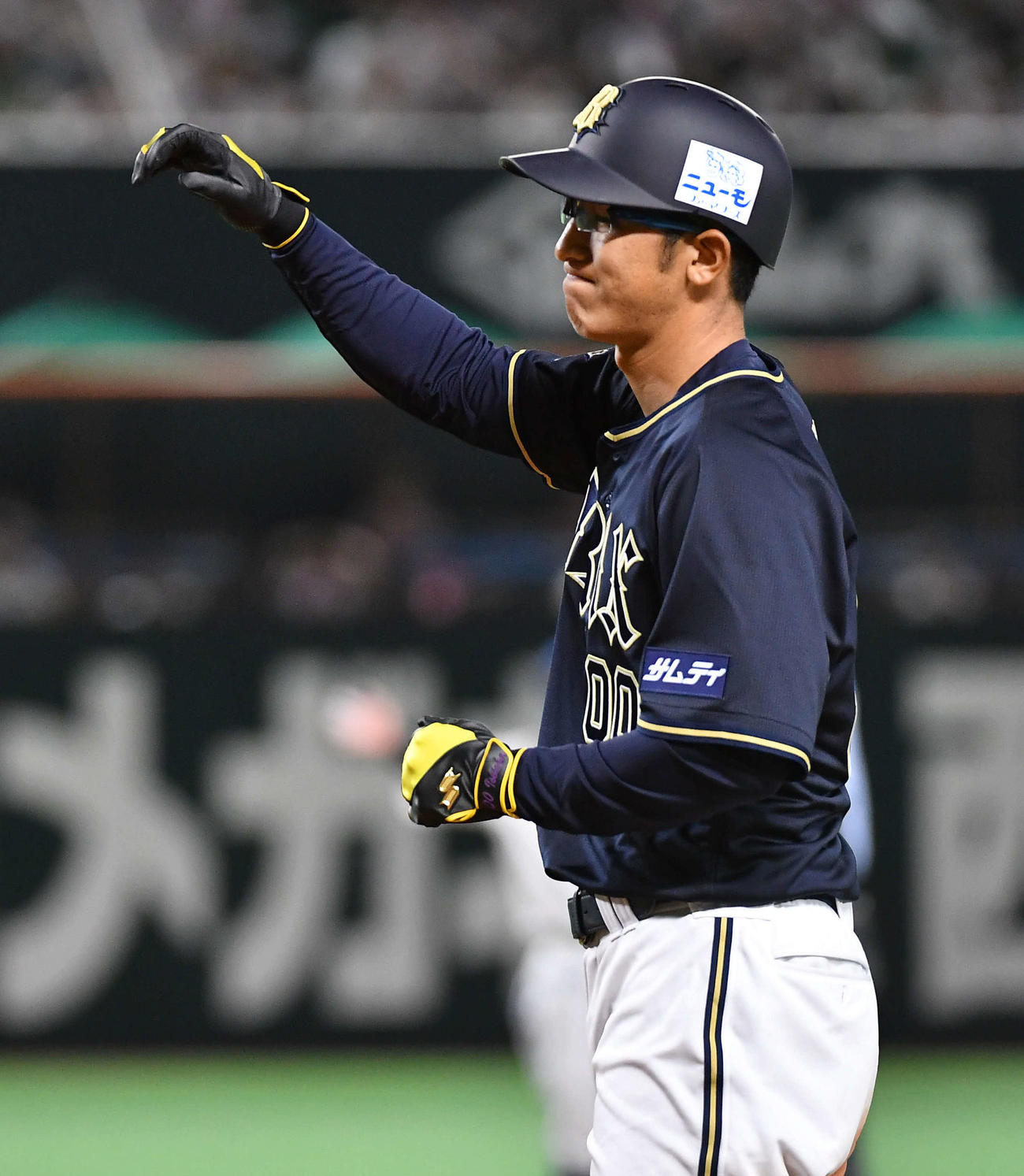 ソフトバンク対オリックス　5回表オリックス1死一、二塁、左前安打を放ち、ベンチに向かって手を挙げる石岡（撮影・岩下翔太）