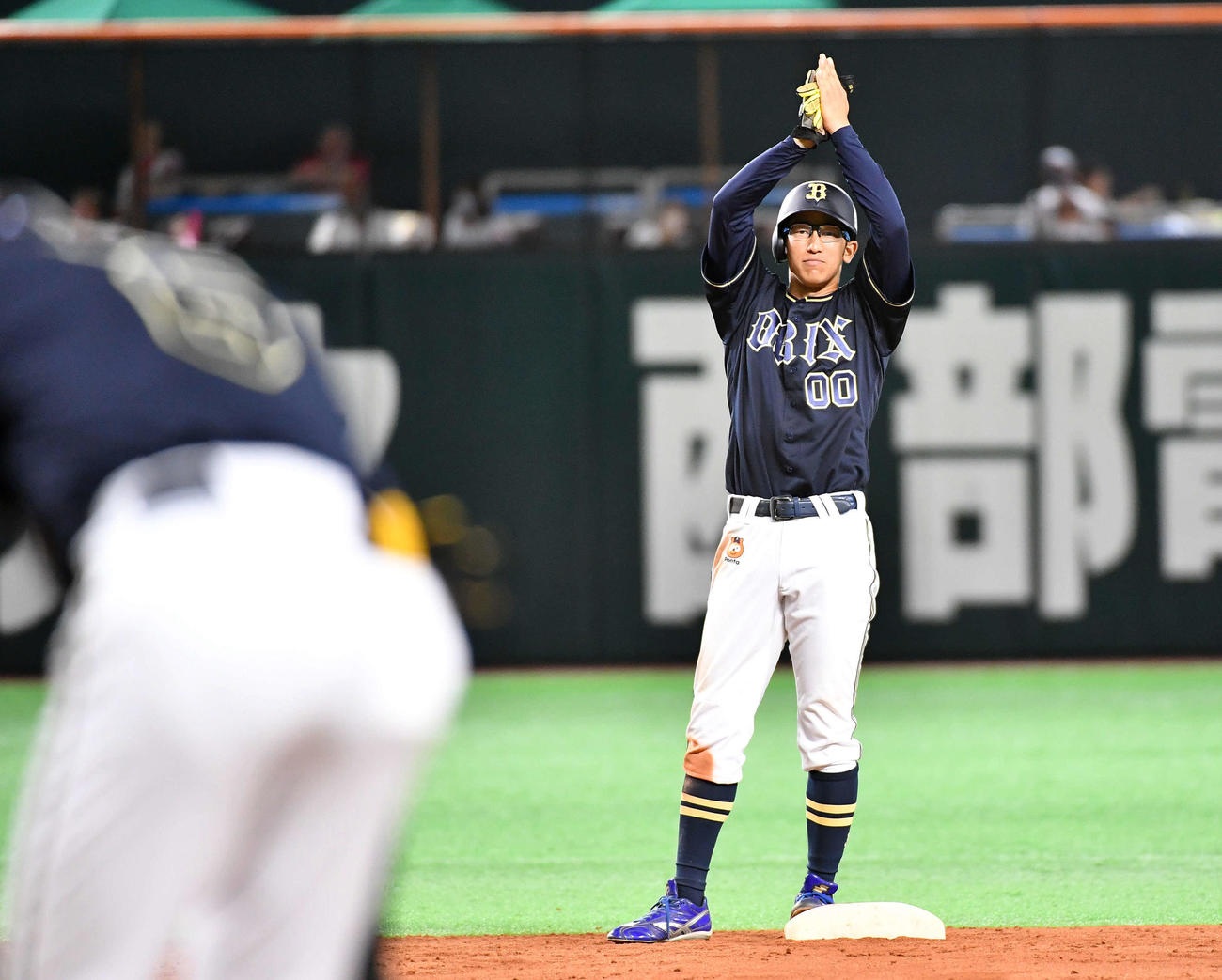 ソフトバンク対オリックス　5回表オリックス1死満塁、中前適時打を放った宗（手前左）に向かって手をたたく石岡（撮影・岩下翔太）