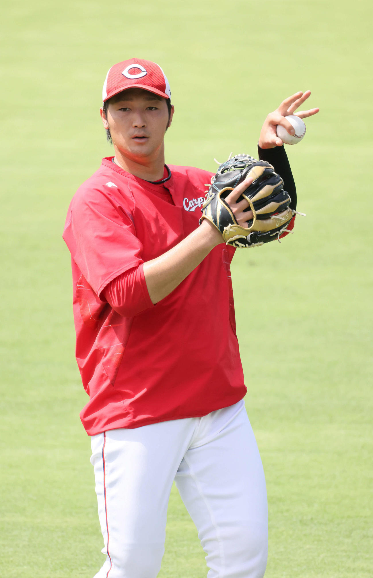 キャッチボールをする広島床田（撮影・加藤孝規）