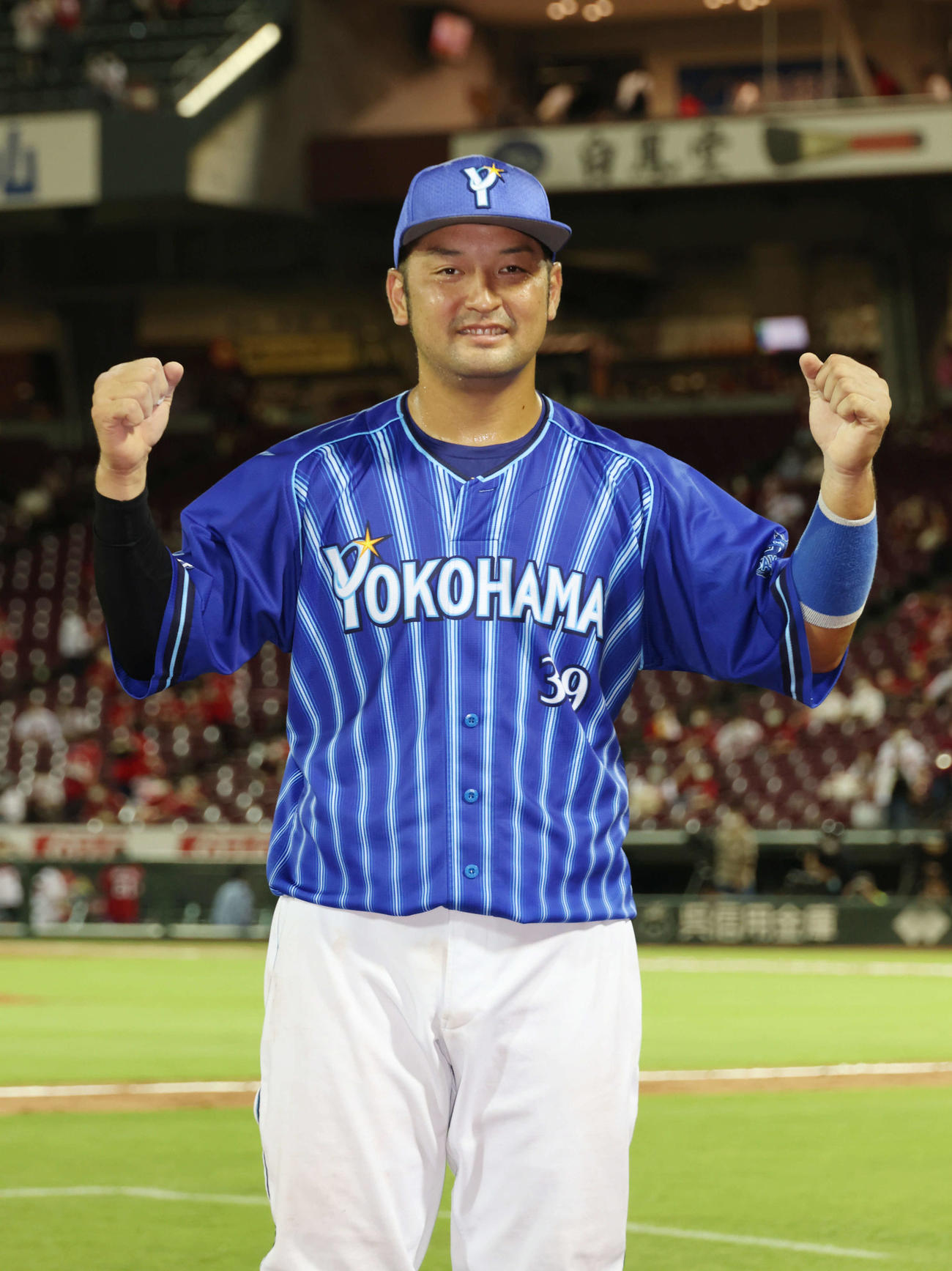 広島対DeNA　ヒーローインタビュー後、ポーズを決める嶺井（撮影・加藤孝規）