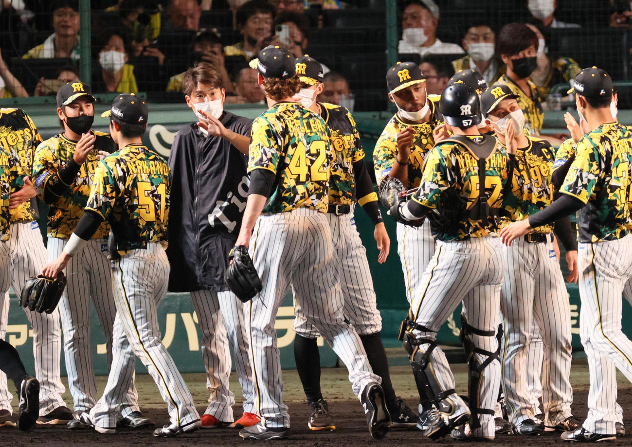 阪神対巨人　阪神西勇（左から3人目）は巨人に勝利しナインを出迎える（撮影・上山淳一）