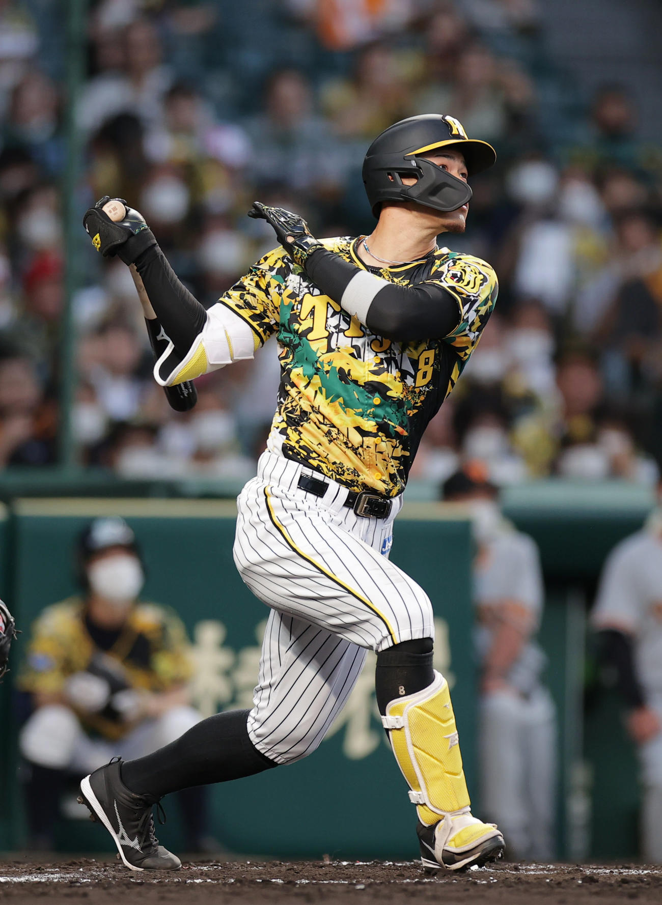 阪神対巨人　2回裏阪神1死二、三塁、右犠飛を放つ佐藤輝（撮影・前田充）