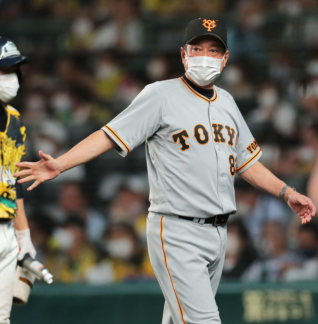 阪神対巨人　4回表を終え、選手交代を告げる原監督（撮影・河田真司）