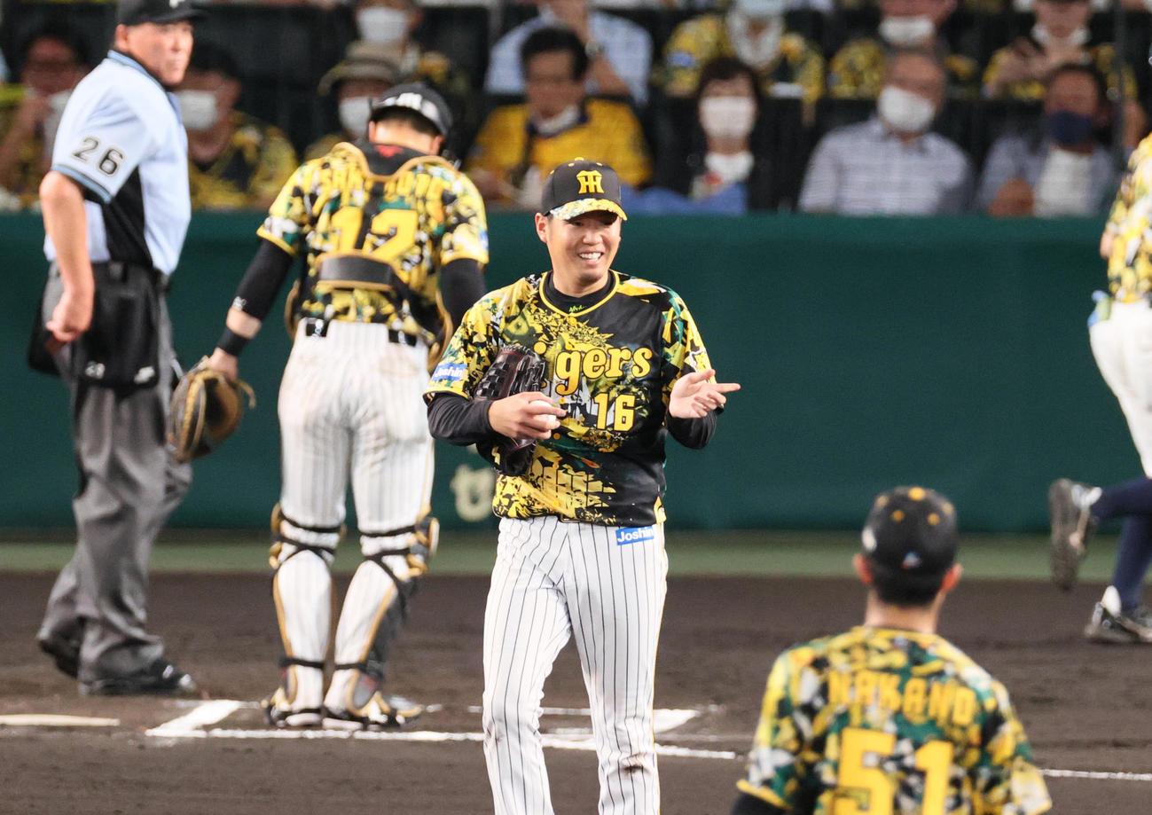 阪神対巨人　6回表巨人1死、西勇（左から3人目）は岡本和を投ゴロに仕留め笑顔を見せる（撮影・上山淳一）