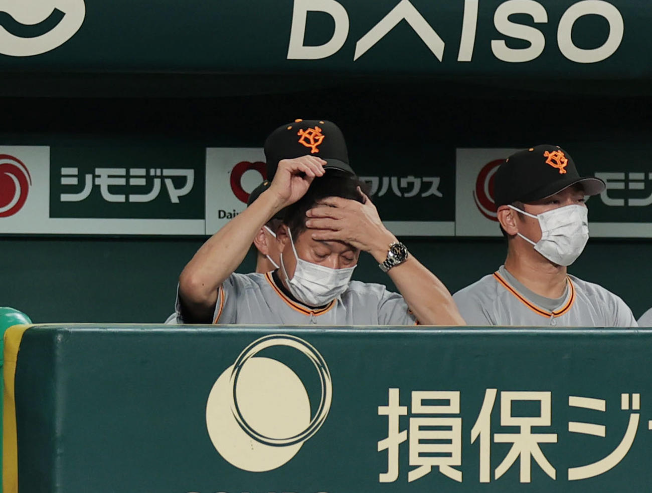 阪神対巨人　8回裏、チームが失点を重ね、ベンチで頭を抱える巨人原監督（左）（撮影・前田充）