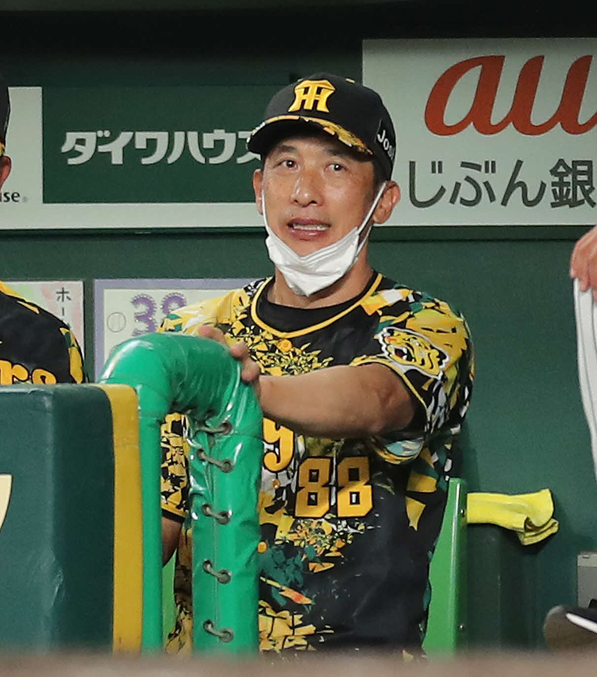 阪神対巨人　8回裏阪神2死一、三塁、山本が中前適時打を放ち笑みを浮かべる矢野監督（撮影・河田真司）