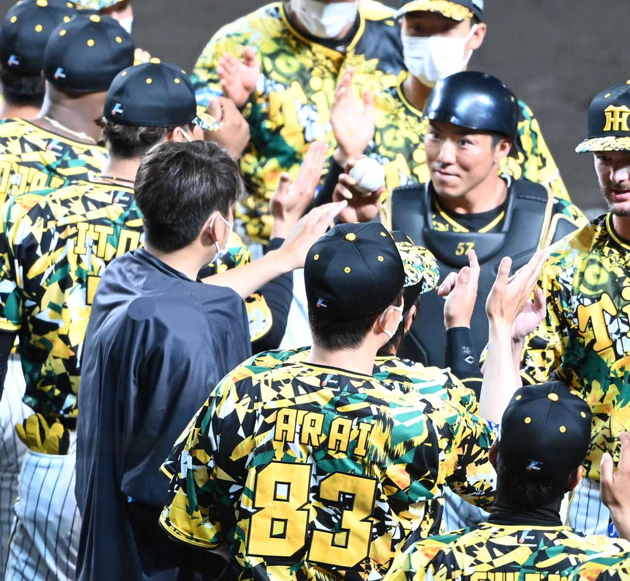 阪神対巨人　長坂（右）からウイニングボールを受け取る西勇（撮影・前岡正明）