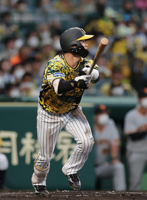 阪神対巨人　2回裏阪神1死、中越え二塁打を放つ中野（撮影・前田充）