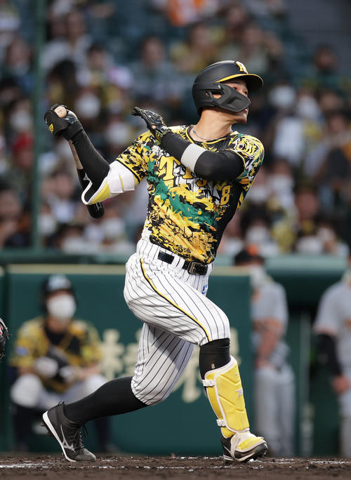 阪神対巨人　2回裏阪神1死二、三塁、右犠飛を放つ佐藤輝（撮影・前田充）