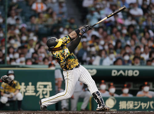 阪神対巨人　2回裏阪神2死三塁、左前適時打を放つマルテ（撮影・前田充）