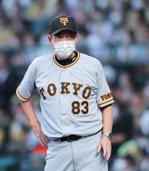 阪神対巨人　2回裏阪神1死一、三塁、選手交代を告げる原監督（撮影・河田真司）