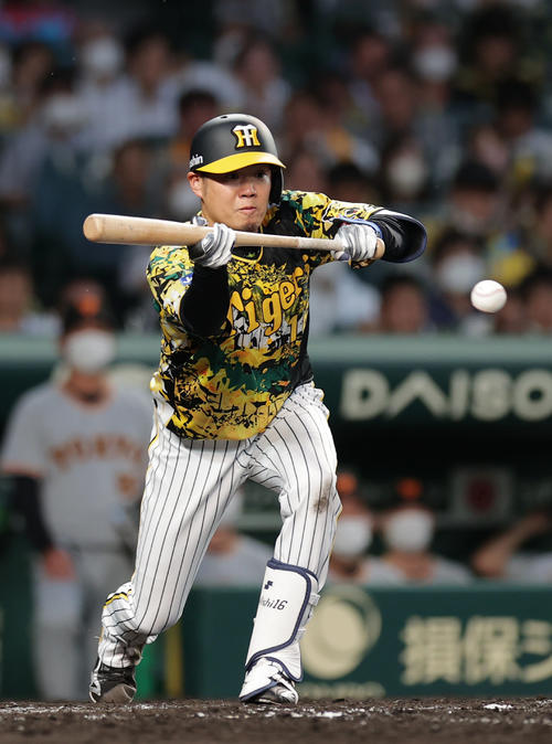 阪神対巨人　3回裏阪神1死一塁、犠打を決める西勇（撮影・前田充）