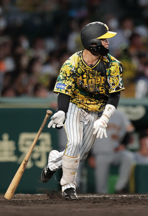 阪神対巨人　3回裏阪神2死二塁、左前適時打を放つ中野（撮影・前田充）