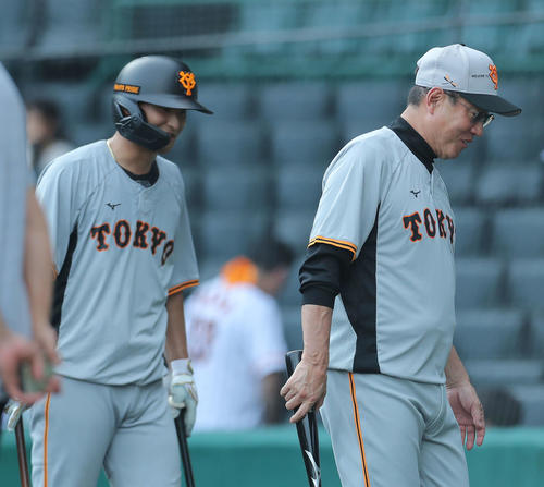 阪神対巨人　試合前、吉川（左）と言葉を交わす巨人原監督（撮影・河田真司）