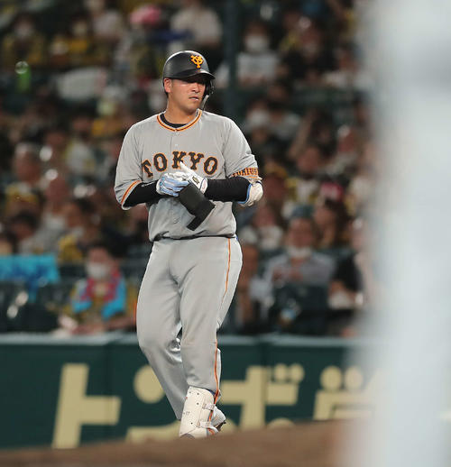 阪神対巨人　5回表巨人無死、中前打を放ち出塁する岸田（撮影・河田真司）