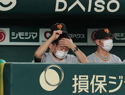 阪神対巨人　8回裏、チームが失点を重ね、ベンチで頭を抱える巨人原監督（左）（撮影・前田充）