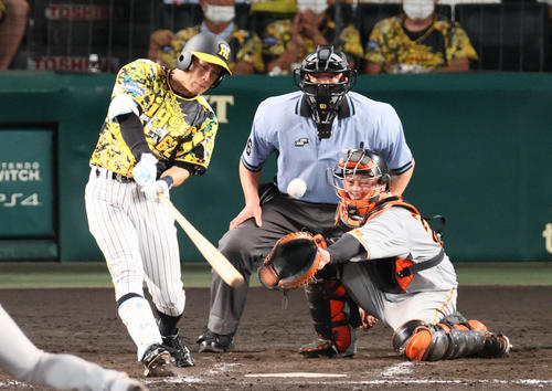 阪神対巨人　8回裏阪神1死二塁、植田は左前適時打を放つ（撮影・上山淳一）