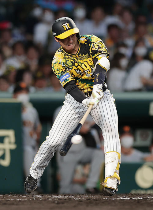 阪神対巨人　3回裏阪神無死、右前打を放つ山本（撮影・前田充）