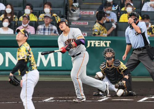 阪神対巨人　1回表巨人2死、岡本和は右飛に倒れる（撮影・上山淳一）