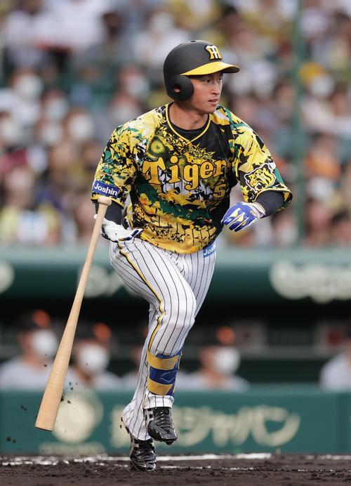 阪神対巨人　1回裏阪神1死二塁、先制の中前適時打を放つ近本（撮影・前田充）
