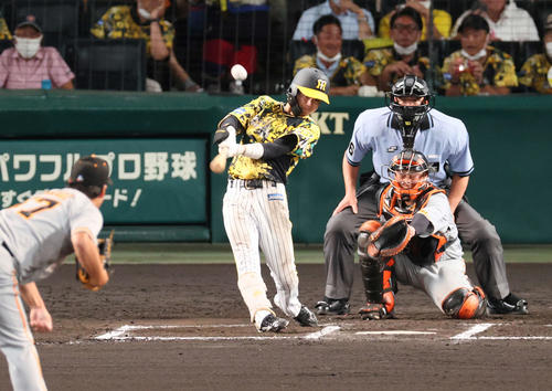 阪神対巨人　6回裏阪神1死、右中間をやぶる三塁打を放つ中野（撮影・上山淳一）