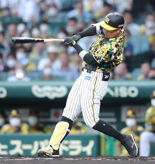 阪神対巨人　1回裏阪神1死一塁、三塁内野安打を放つ佐藤輝（撮影・河田真司）