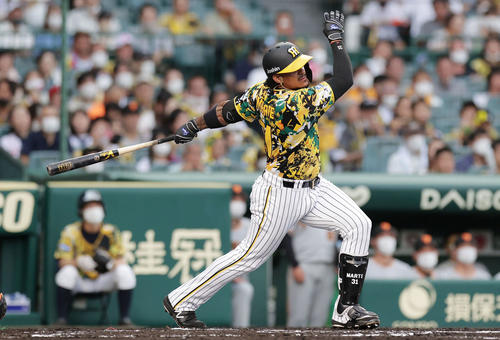 阪神対巨人　1回裏阪神1死一、三塁、右前適時打を放つマルテ（撮影・前田充）