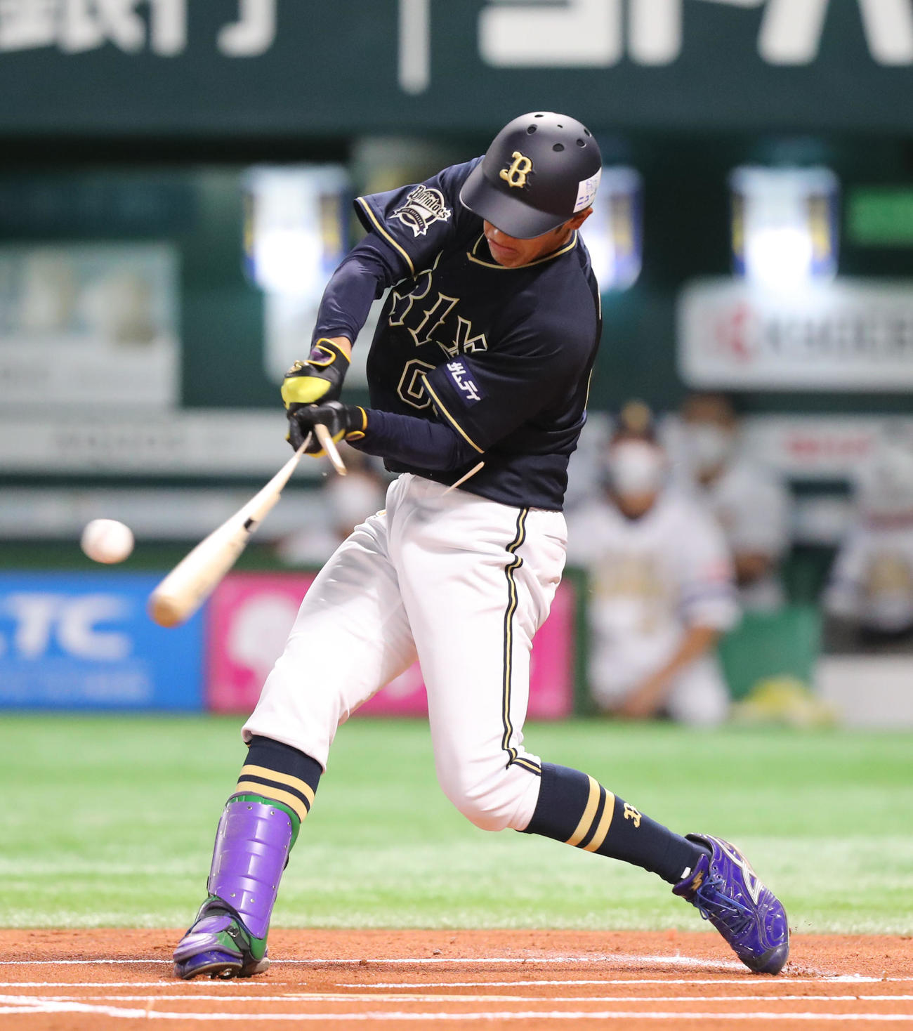 1回表オリックス無死、石岡はバッドを折りながらも二塁内野安打を放つ（撮影・屋方直哉）