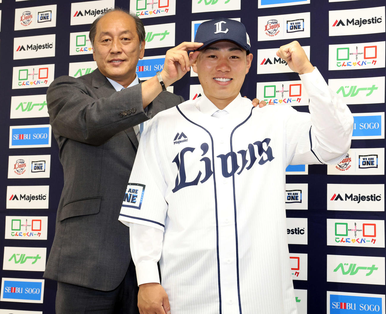 西武対ロッテ　西武で支配下登録となった中熊（右）は渡辺GMと笑顔でガッツポーズ（撮影・浅見桂子）