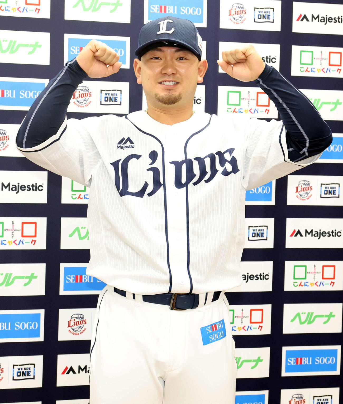 西武対ロッテ　監督選抜でオールスター出場を決めた西武森は笑顔でガッツポーズ（撮影・浅見桂子）