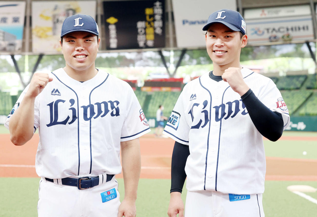 西武対ロッテ　監督選抜でオールスター出場を決めた西武平良（左）と水上は笑顔でガッツポーズ（撮影・浅見桂子）