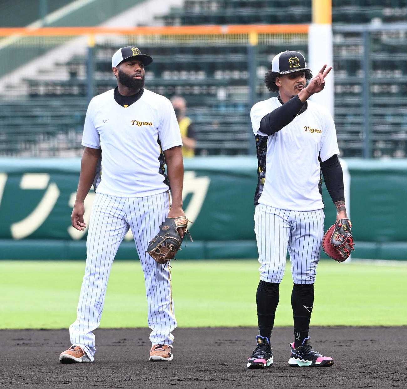阪神対巨人　一塁でノックを受けるマルテ（右）とロドリゲス（撮影・前岡正明）