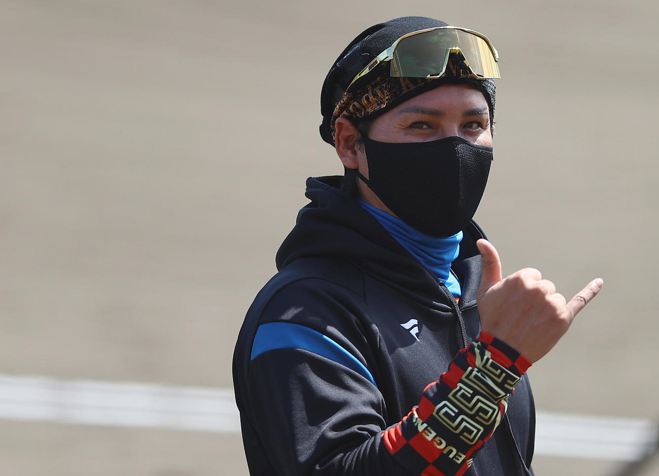 日本ハム対楽天　試合前、カメラにポーズを決める日本ハム新庄監督（撮影・垰建太）