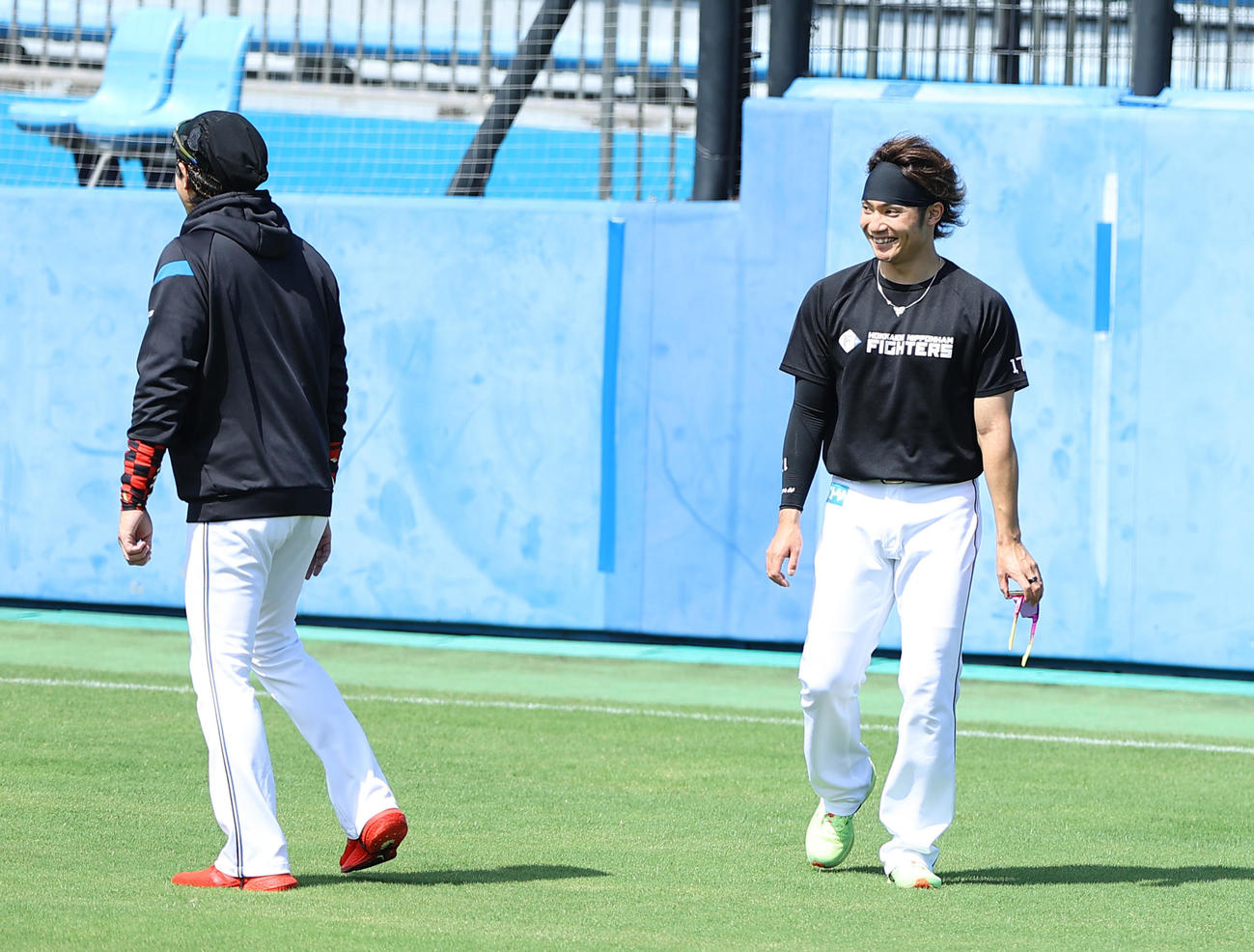 日本ハム対楽天　試合前、日本ハム新庄監督（左）から声をかけられ笑顔を見せる伊藤（撮影・垰建太）
