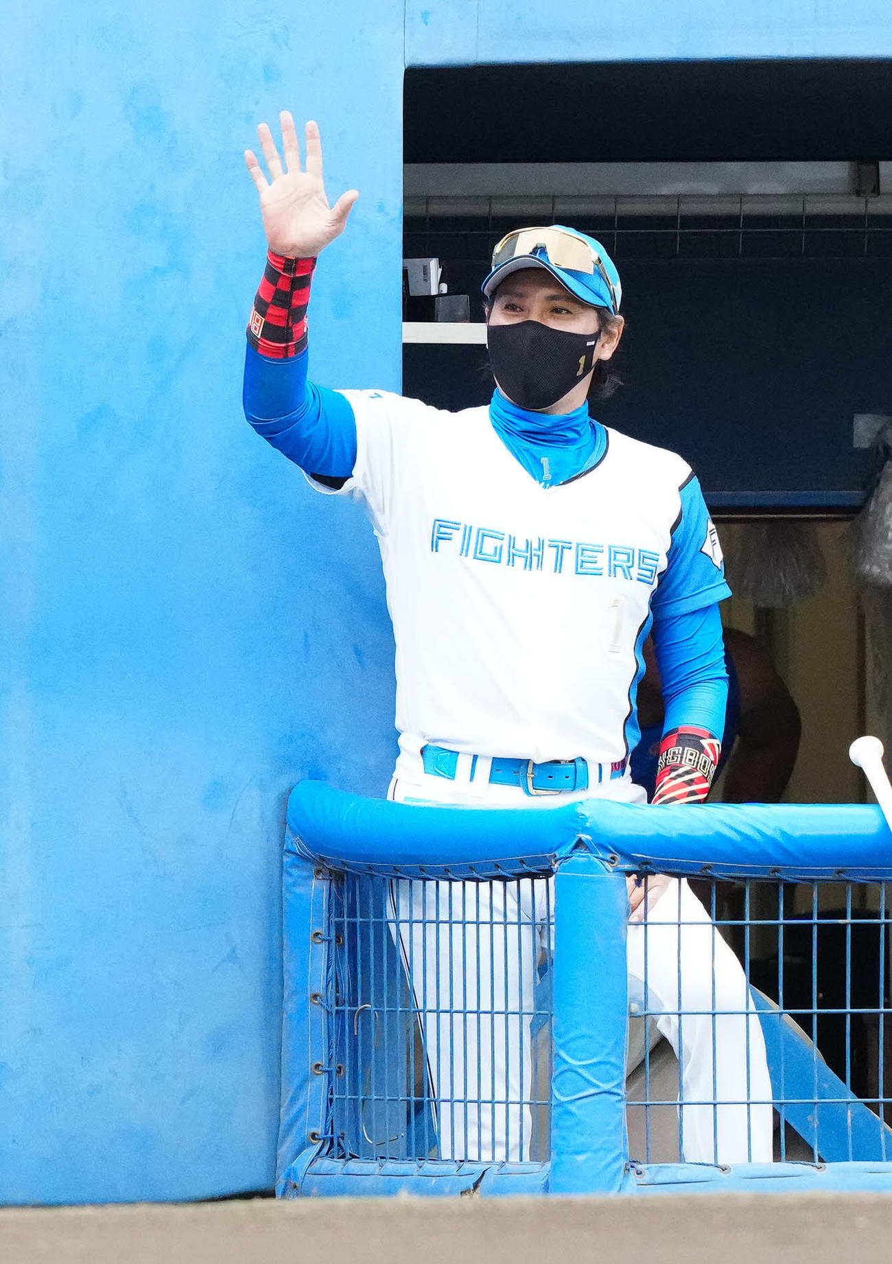 日本ハム対楽天　試合前、登場したMr．シャチホコに手を振る日本ハム新庄監督（撮影・江口和貴）