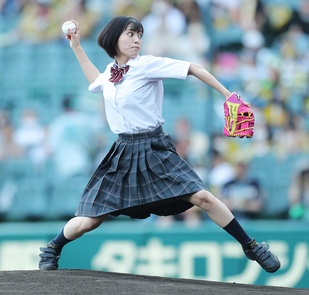 阪神対巨人　試合前、ファーストピッチセレモニーに臨む、高校野球ショートドラマ「ふたりの背番号4」主演の池田朱那（撮影・河田真司）