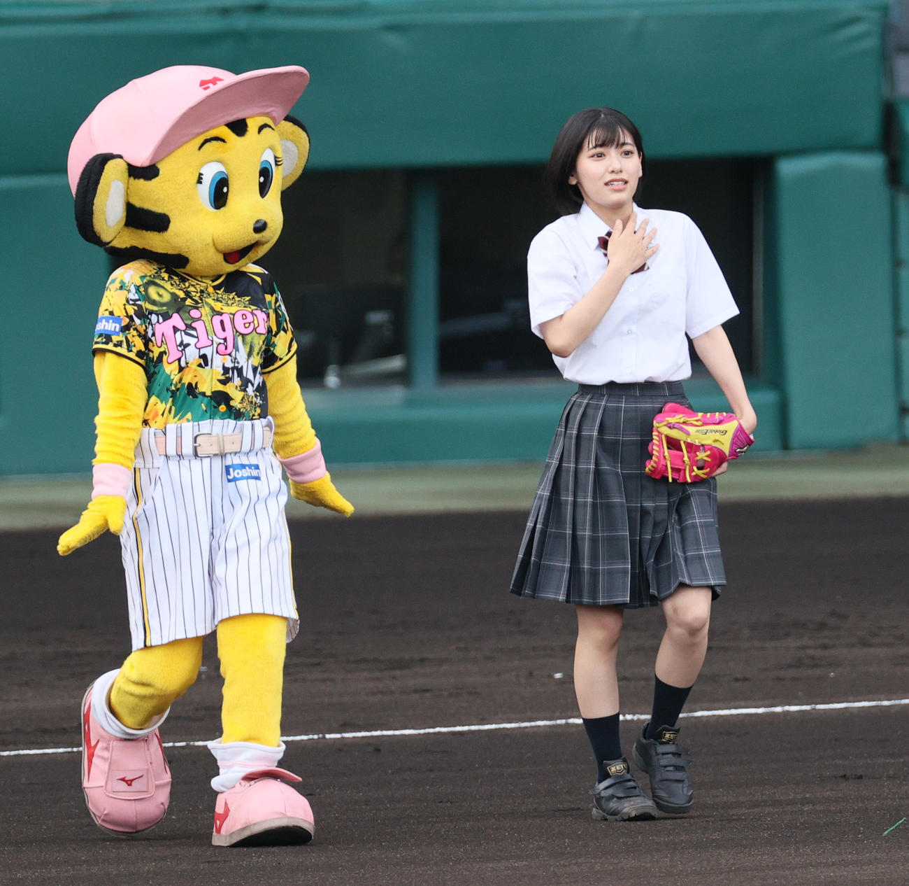阪神対巨人　ファーストピッチでマウンドに向かう女優の池田朱那（撮影・上山淳一）