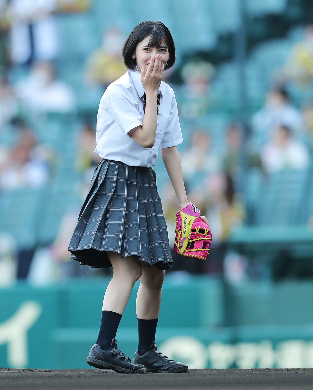 阪神対巨人　試合前、ファーストピッチセレモニーに臨む、高校野球ショートドラマ「ふたりの背番号4」主演の池田朱那（撮影・河田真司）