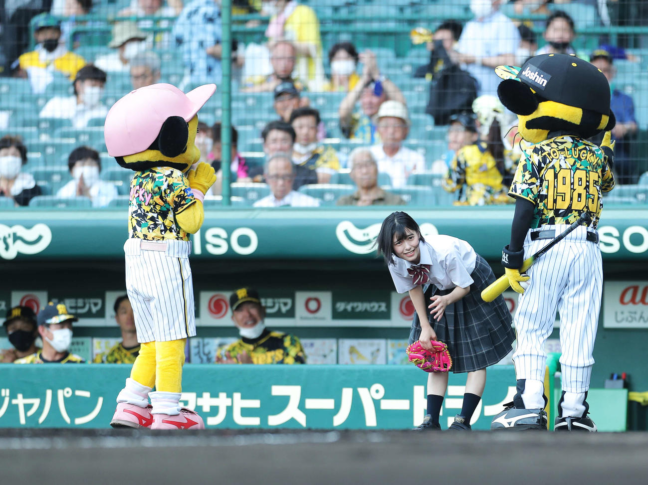 阪神対巨人　試合前、ファーストピッチセレモニーを終える、高校野球ショートドラマ「ふたりの背番号4」主演の池田朱那（撮影・河田真司）