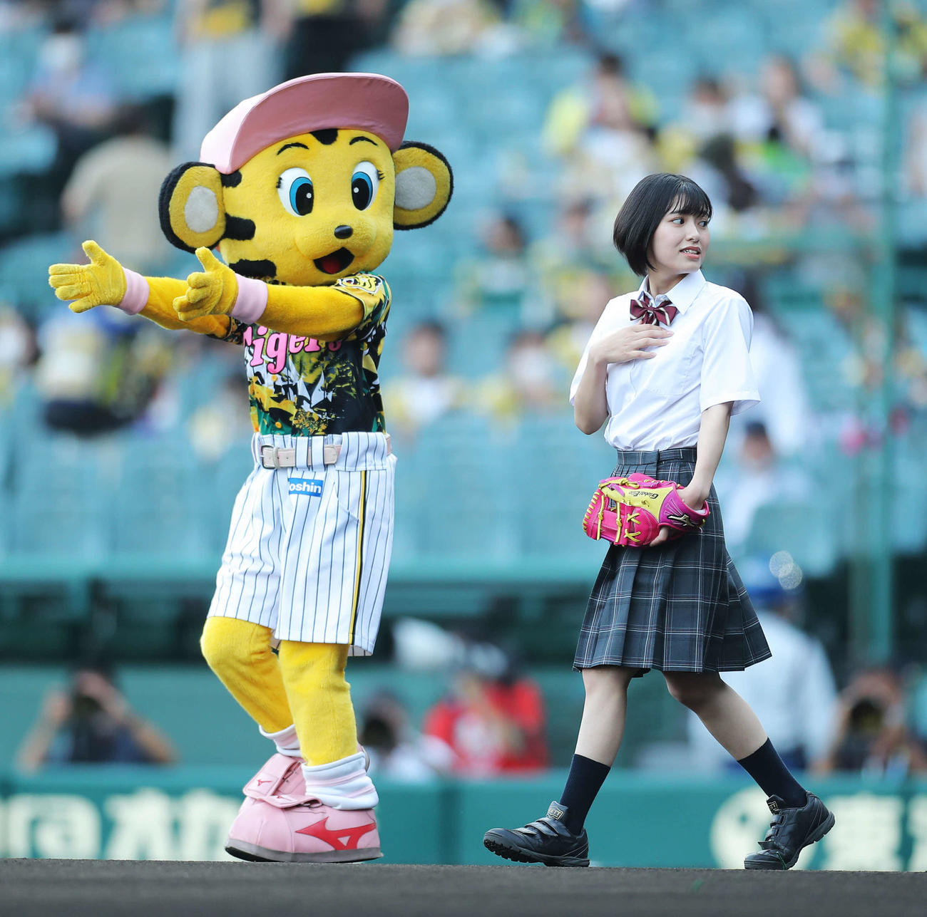 阪神対巨人　試合前、ファーストピッチセレモニーに臨む、高校野球ショートドラマ「ふたりの背番号4」主演の池田朱那（撮影・河田真司）