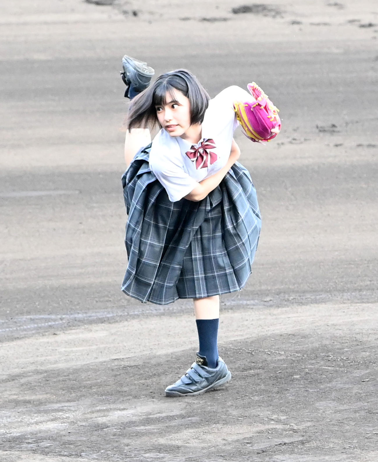 阪神対巨人　ファーストピッチセレモニーで投球するドラマ「ふたりの背番号4」主演の池田朱那（撮影・前岡正明）