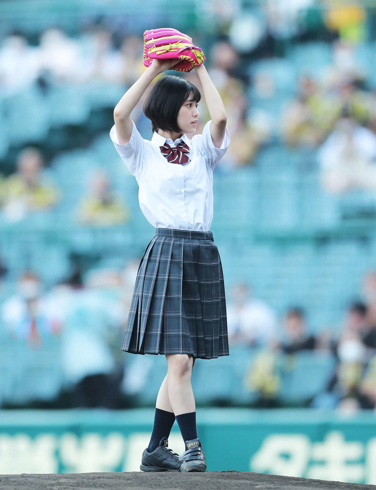 阪神対巨人　試合前、ファーストピッチセレモニーに臨む、高校野球ショートドラマ「ふたりの背番号4」主演の池田朱那（撮影・河田真司）