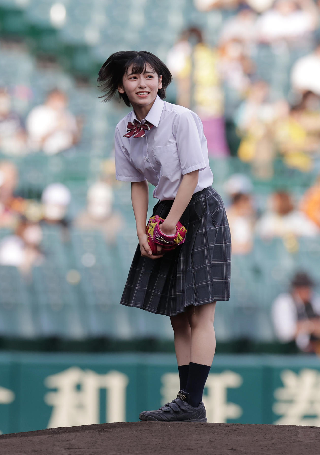 阪神対巨人　ファーストピッチセレモニーに臨む池田朱那（撮影・前田充）