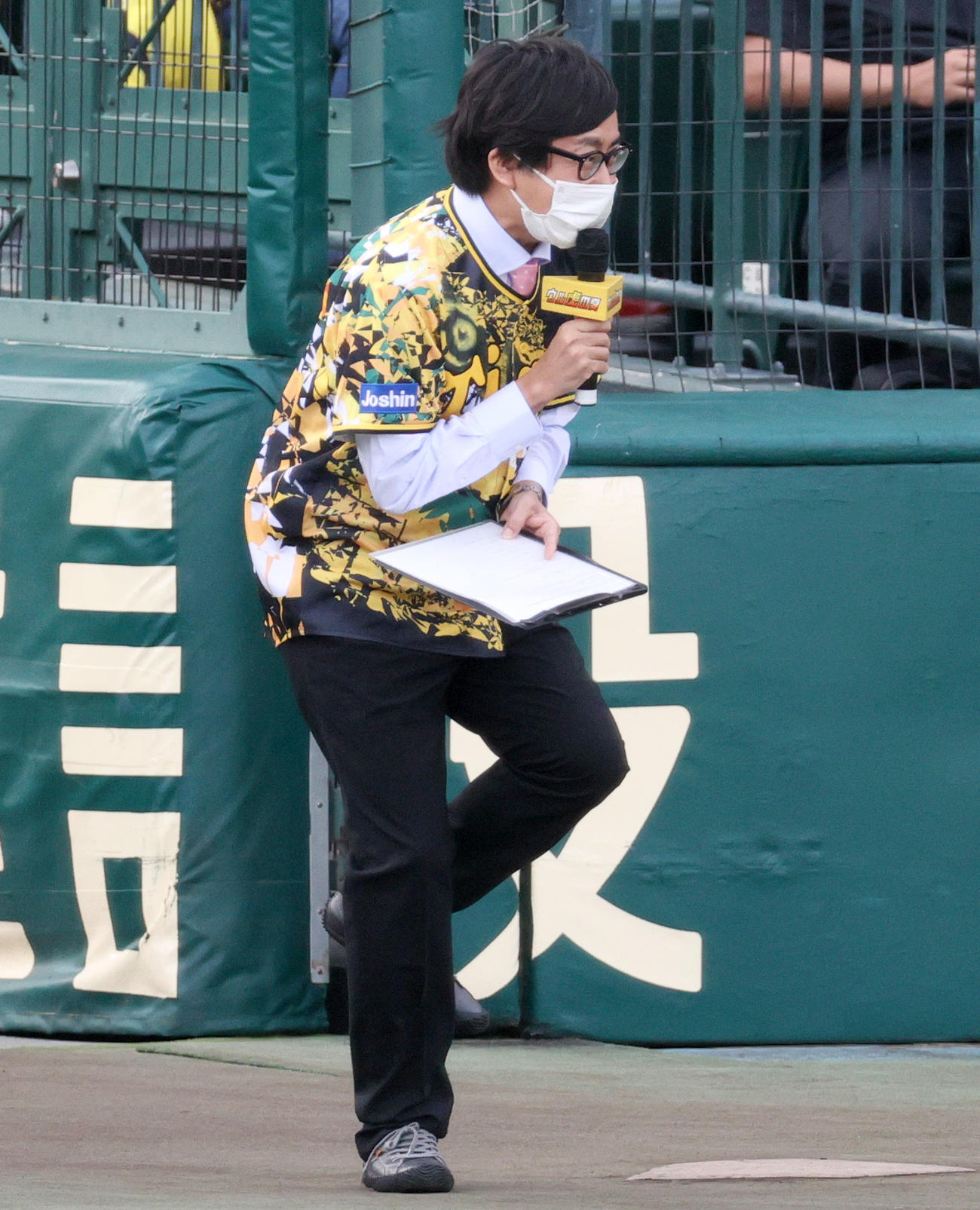 阪神対巨人　「ウル虎の夏2022」でスタメンを読み上げるおいでやす小田（撮影・上山淳一）
